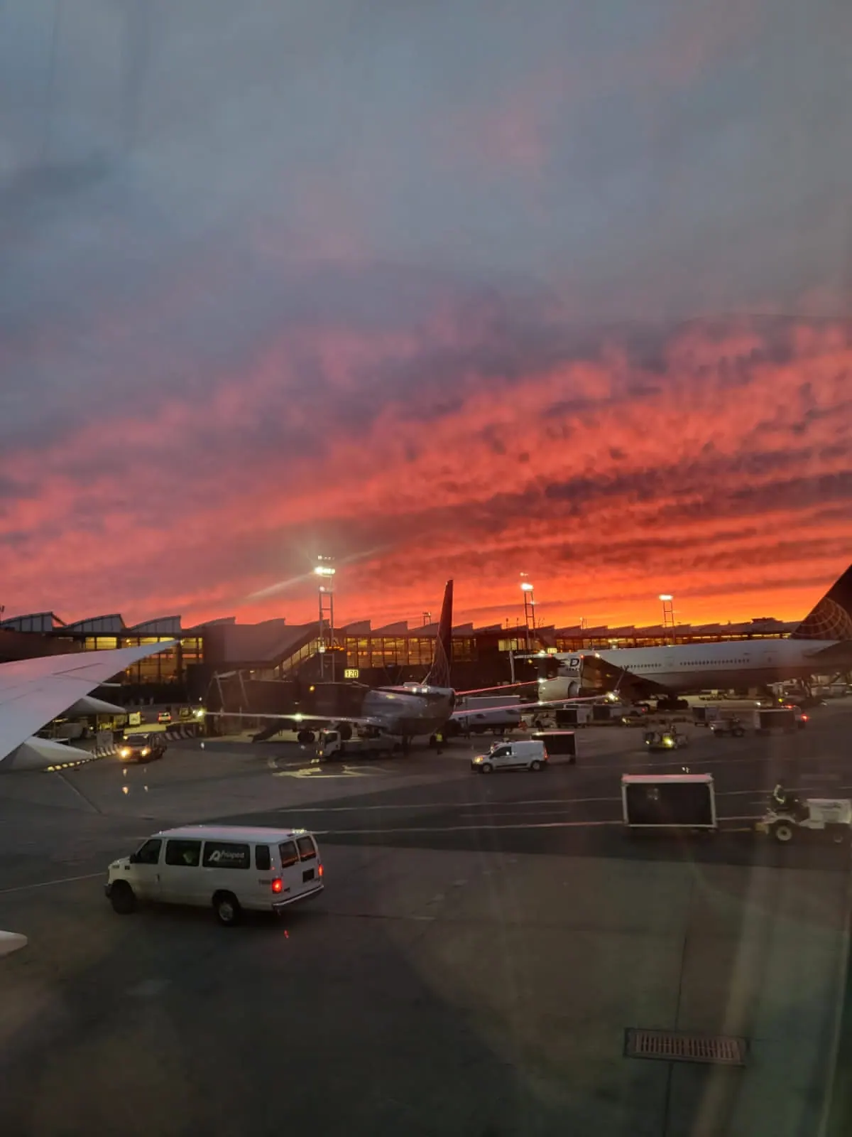 Aviões numa plataforma aeroportuária