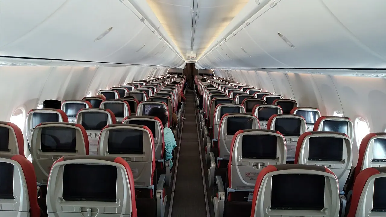 Economy-Kabine eines Verkehrsflugzeugs