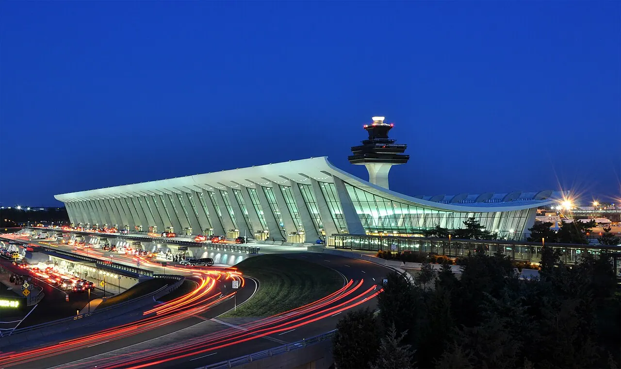 Terminal und Kontrollturm in Dulles bei Dämmerung